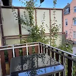 2-schlafzimmer-wohnung Mit Parkplatz-balkon-kueche- Garten, Nahe Dus Airport, Messe Apartment *