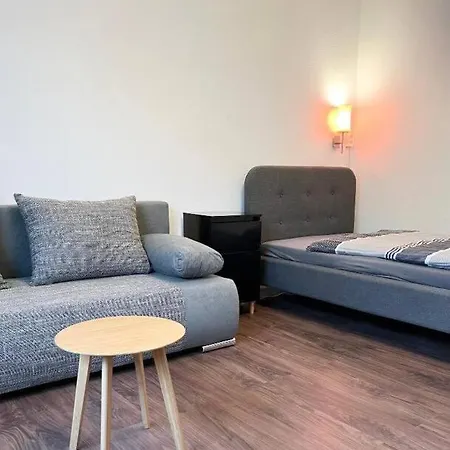 2-schlafzimmer-wohnung Mit Parkplatz-balkon-kueche- Garten, Nahe Dus Airport, Messe Apartment