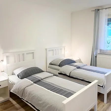 Apartment 2-schlafzimmer-wohnung Mit Parkplatz-balkon-kueche- Garten, Nahe Dus Airport, Messe *