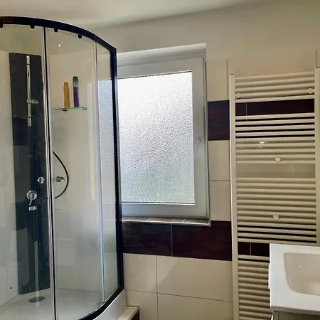 Apartment 2-schlafzimmer-wohnung Mit Parkplatz-balkon-kueche- Garten, Nahe Dus Airport, Messe Duisburg