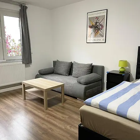 Apartment 2-schlafzimmer-wohnung Mit Parkplatz-balkon-kueche- Garten, Nahe Dus Airport, Messe Duisburg