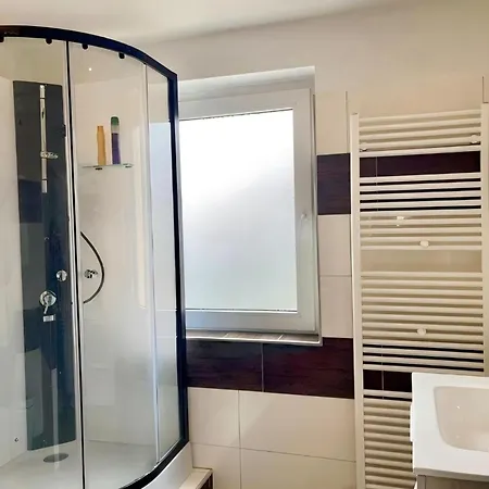 Appartement 2-schlafzimmer-wohnung Mit Parkplatz-balkon-kueche- Garten, Nahe Dus Airport, Messe