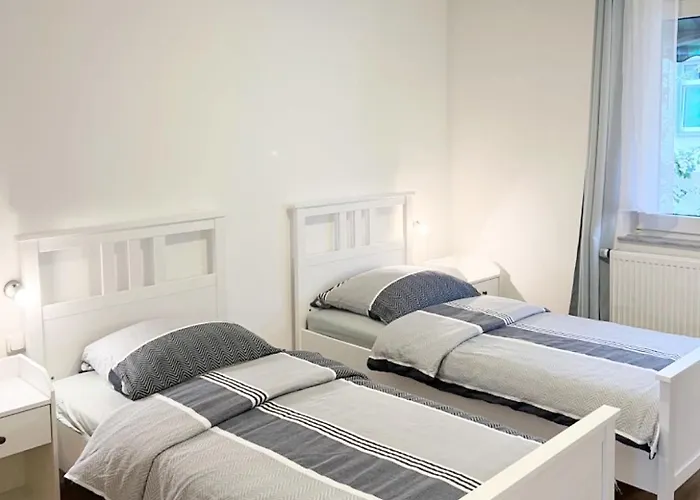 Apartment 2-schlafzimmer-wohnung Mit Parkplatz-balkon-küche- Garten, Nahe Dus Airport, Messe *