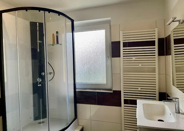 Apartment 2-schlafzimmer-wohnung Mit Parkplatz-balkon-küche- Garten, Nahe Dus Airport, Messe Duisburg