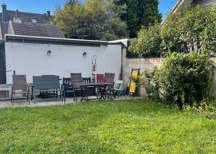 2-schlafzimmer-wohnung Mit Parkplatz-balkon-küche- Garten, Nahe Dus Airport, Messe Apartment